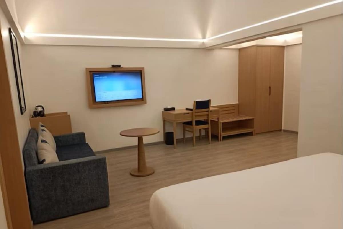 Premium bedding, minibar, in-room safe, desk