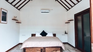 A bedroom with a bed, wooden headboard, a ceiling fan, and a window. - LMBK Surf Camp - Hostel (Kuta)