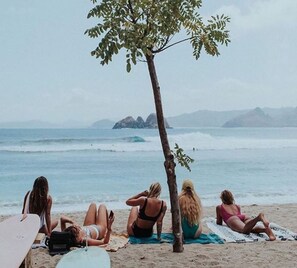 Ubicación cercana a la playa, arena blanca y toallas de playa