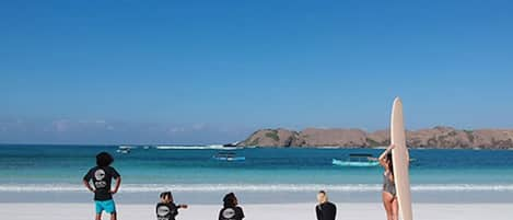 Pantai di sekitar, pasir putih, dan handuk pantai