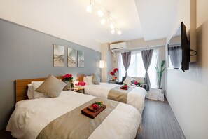 Blackout drapes, iron/ironing board, free WiFi, bed sheets - At RLiS House Tsutenkaku (Osaka)