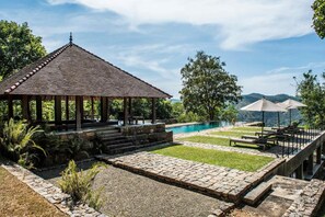 Una piscina al aire libre