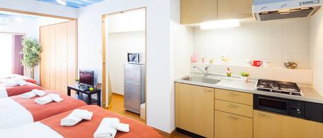 Een koelkast, een magnetron