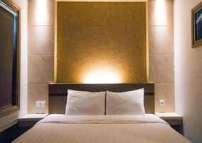 Caja fuerte, escritorio, wifi gratis y ropa de cama