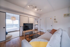Flat-screen TV, Netflix, streaming services - Nakama Condo (Onna)