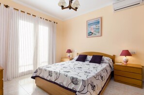 4 bedrooms, iron/ironing board, free WiFi, bed sheets