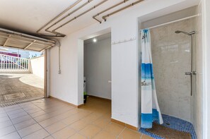 Badewanne, Haartrockner, Handtücher
