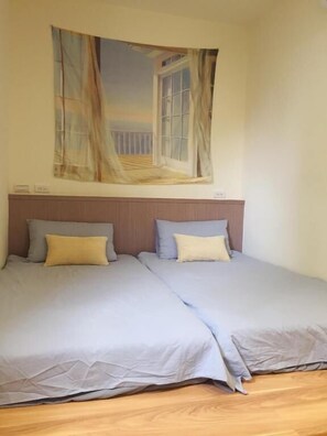 Desk, free WiFi, bed sheets - MoMo B&B (Hengchun)