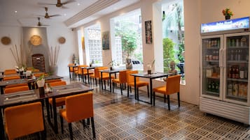 Petit déjeuner, dîner et brunch servis sur place