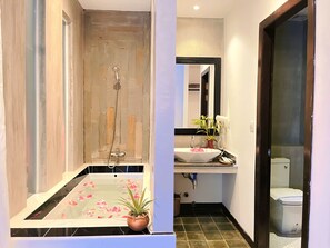 Suite de luna de miel, balcón, vistas a la piscina (Free Bus Station Pick Up) | Baño | Artículos de higiene personal gratuitos, secador de pelo y albornoces