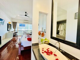 King Suite With Balcony | Minibar, in-room safe, desk, laptop workspace