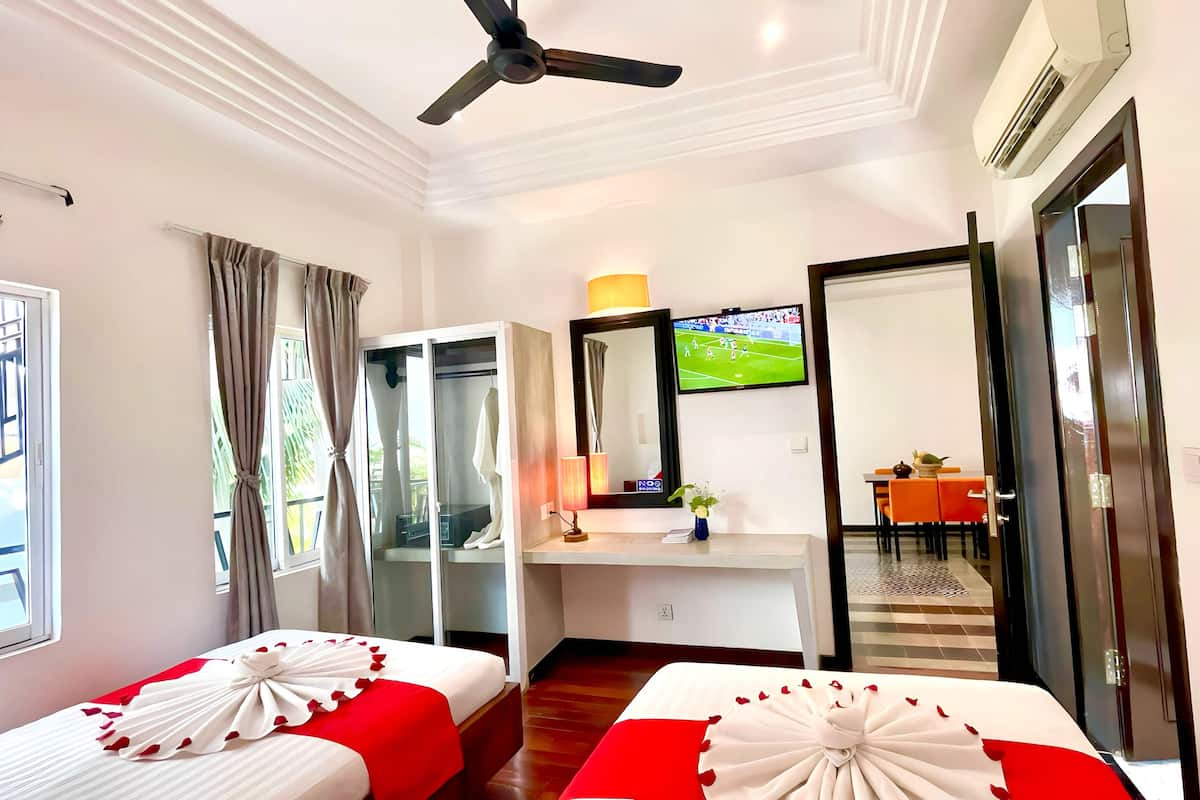 Super Family with Balcony Pool View - Free Bus Station Pick Up