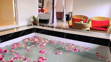 Honeymoon Suite, Balcony, Pool View (Free Bus Station Pick Up) | Deep-soaking bathtub