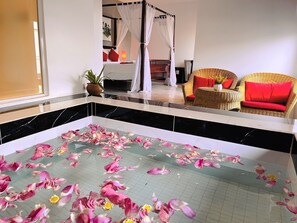 Suite de luna de miel, balcón, vistas a la piscina (Free Bus Station Pick Up) | Bañera profunda