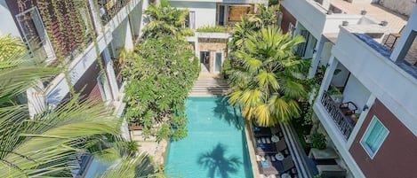 Una piscina al aire libre