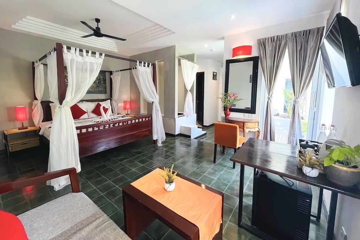 Honeymoon Suite, Balcony, Pool View (Free Bus Station Pick Up)