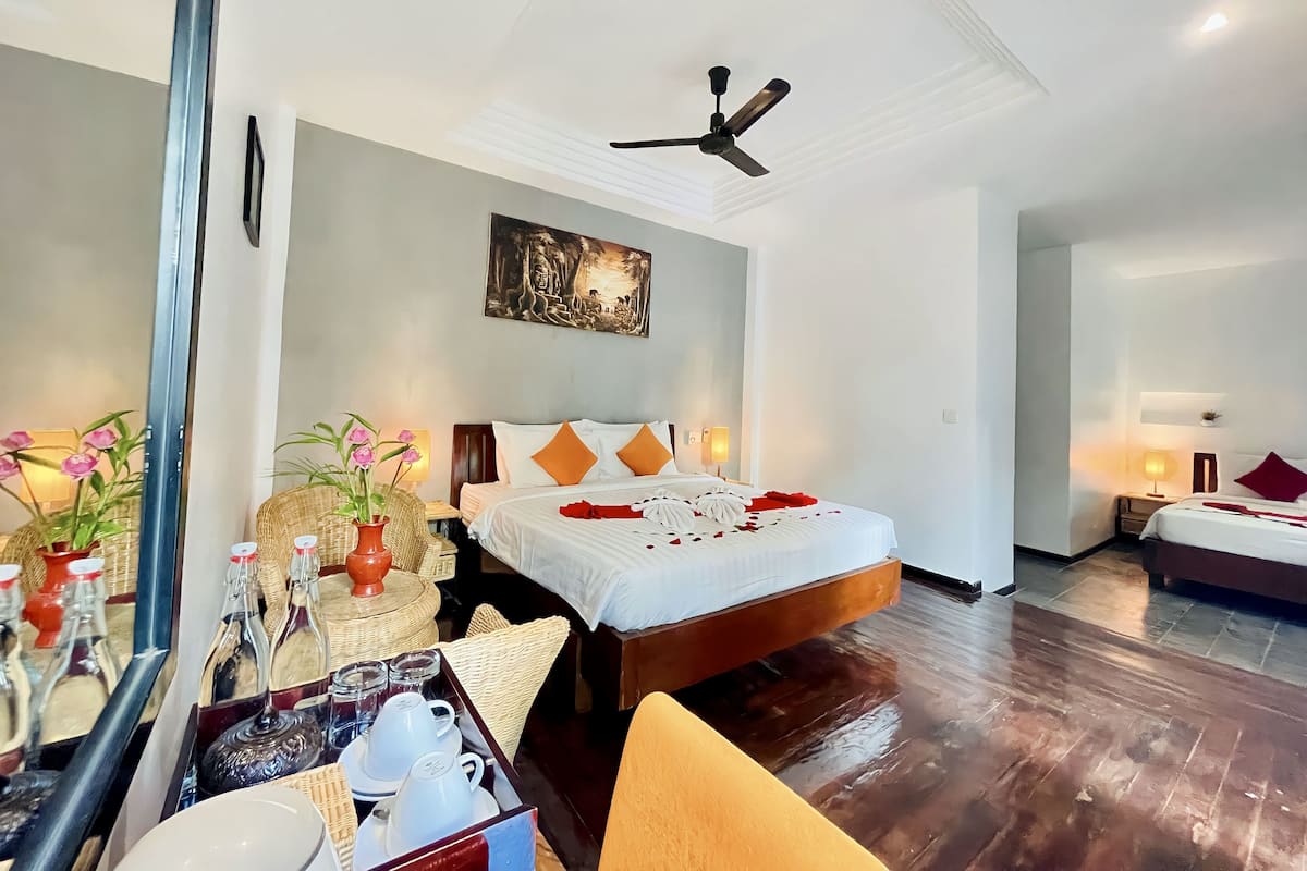 Family Room, Balcony, Pool View (Free Bus Station Pick up)