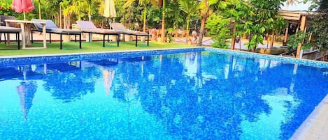 Una piscina al aire libre