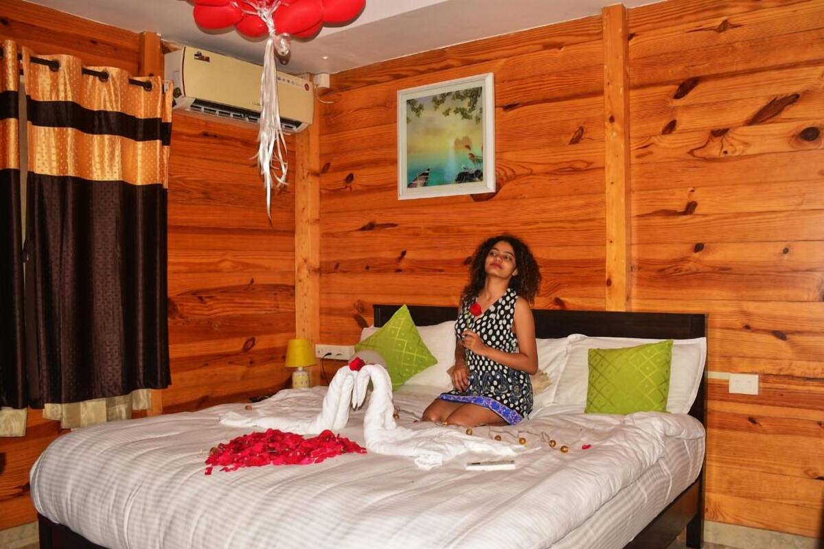 5 Bedroom Private Pool Beach Stay | 1 bedroom, bed sheets