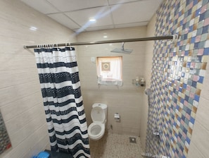 Kamar Deluks | Kamar mandi | Shower, pancuran hujan, dan handuk