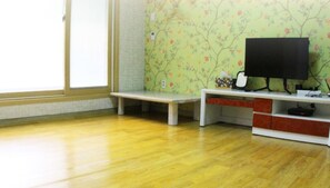 Kondominium (Jasmine) | Area keluarga | TV layar datar