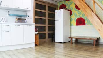 Duplex (Peppermint) | Private kitchenette | Full-sized fridge, microwave, stovetop, electric kettle