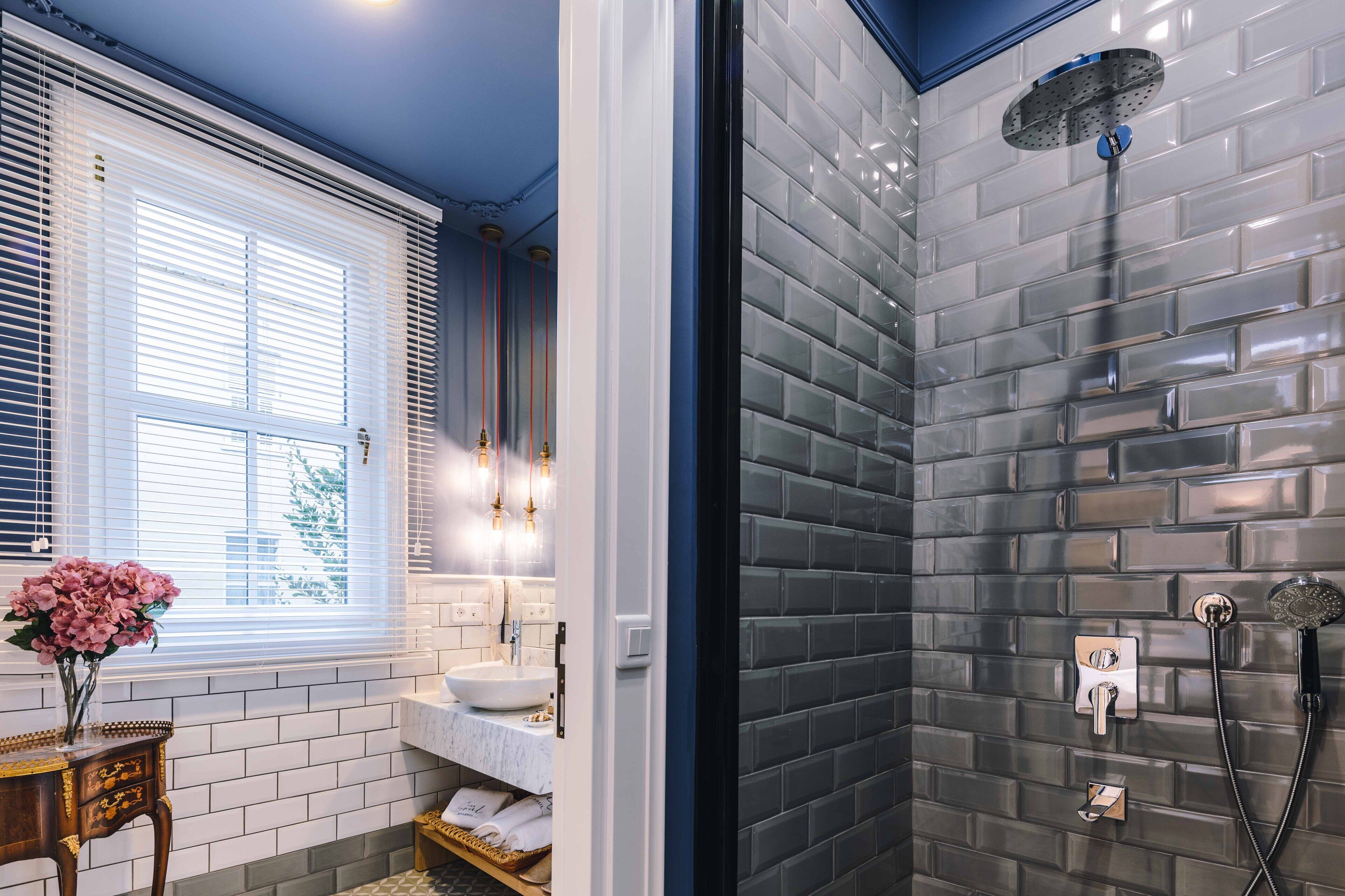 standard double or twin room | bathroom | free toiletries, hair dryer, bathrobes, slippers