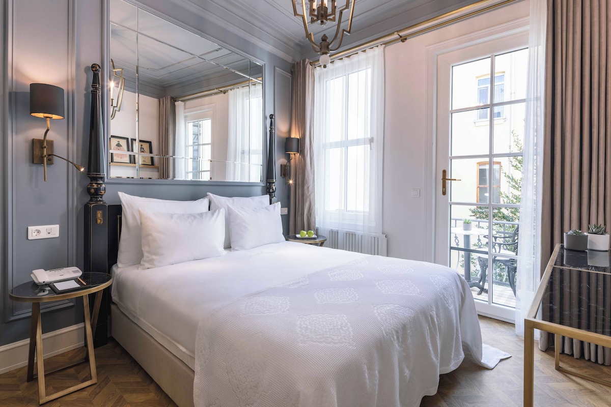 Premium bedding, minibar, in-room safe, blackout drapes