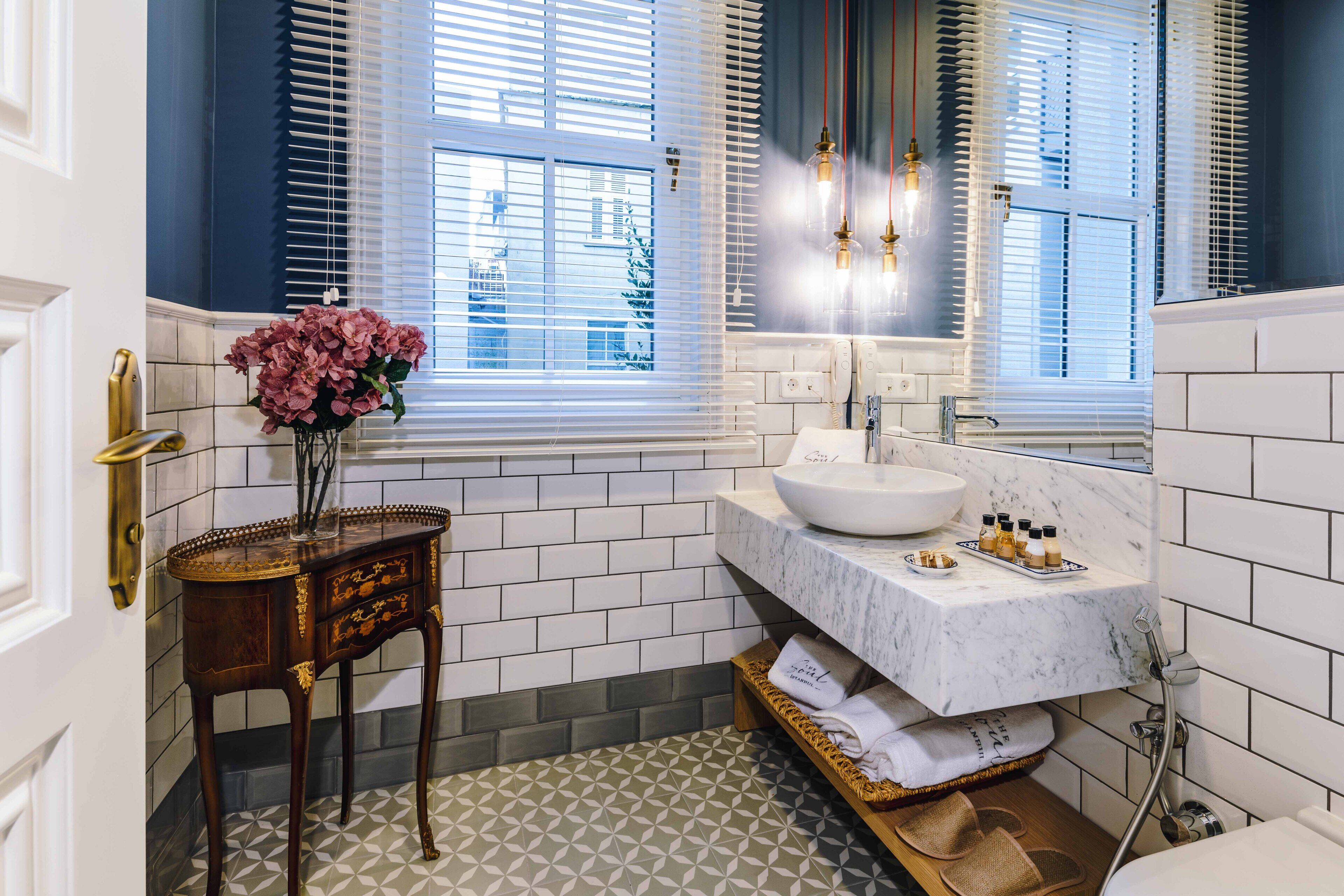 standard double or twin room | bathroom | free toiletries, hair dryer, bathrobes, slippers