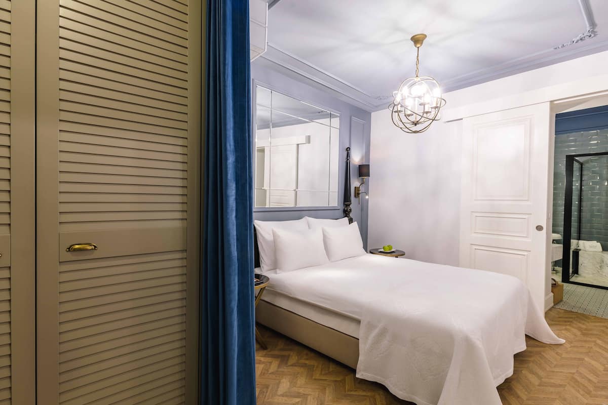 Habitación Deluxe, 1 cama King size y sofá cama, planta baja | 1 habitación, ropa de cama de alta calidad y minibar