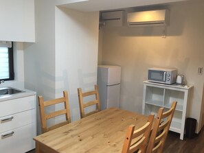 Lemari es di ruangan bersama dan microwave di ruangan umum