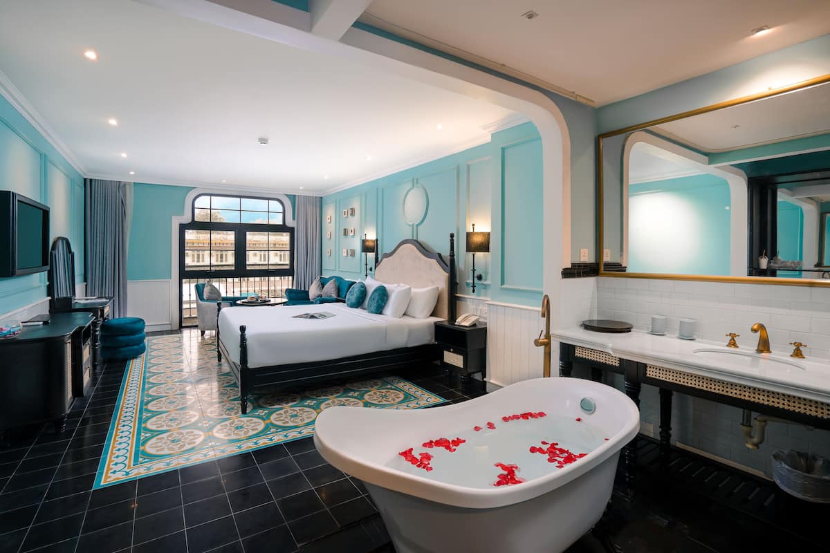 Studio, City View (Double), Bathtub