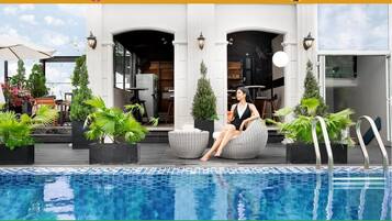 Kolam renang outdoor, dengan kursi berjemur