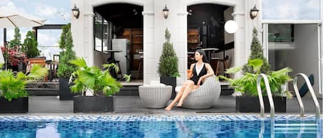 Outdoor pool, pool loungers