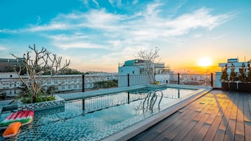 Piscina a l'aire lliure i gandules