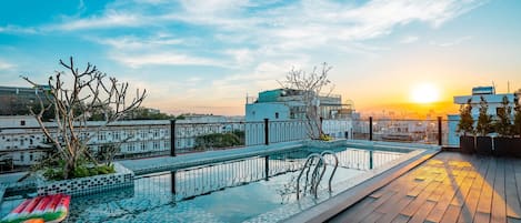 Hồ bơi ngoài trời, ghế dài tắm nắng