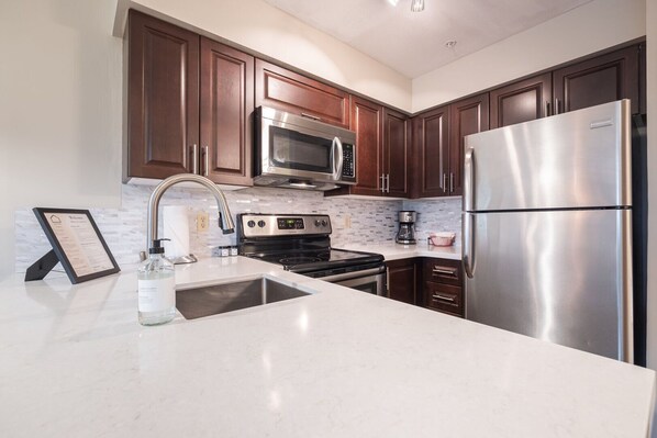 Réfrigérateur, four à micro-ondes, un four, surface de cuisson