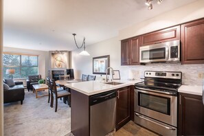 Réfrigérateur, four à micro-ondes, un four, surface de cuisson