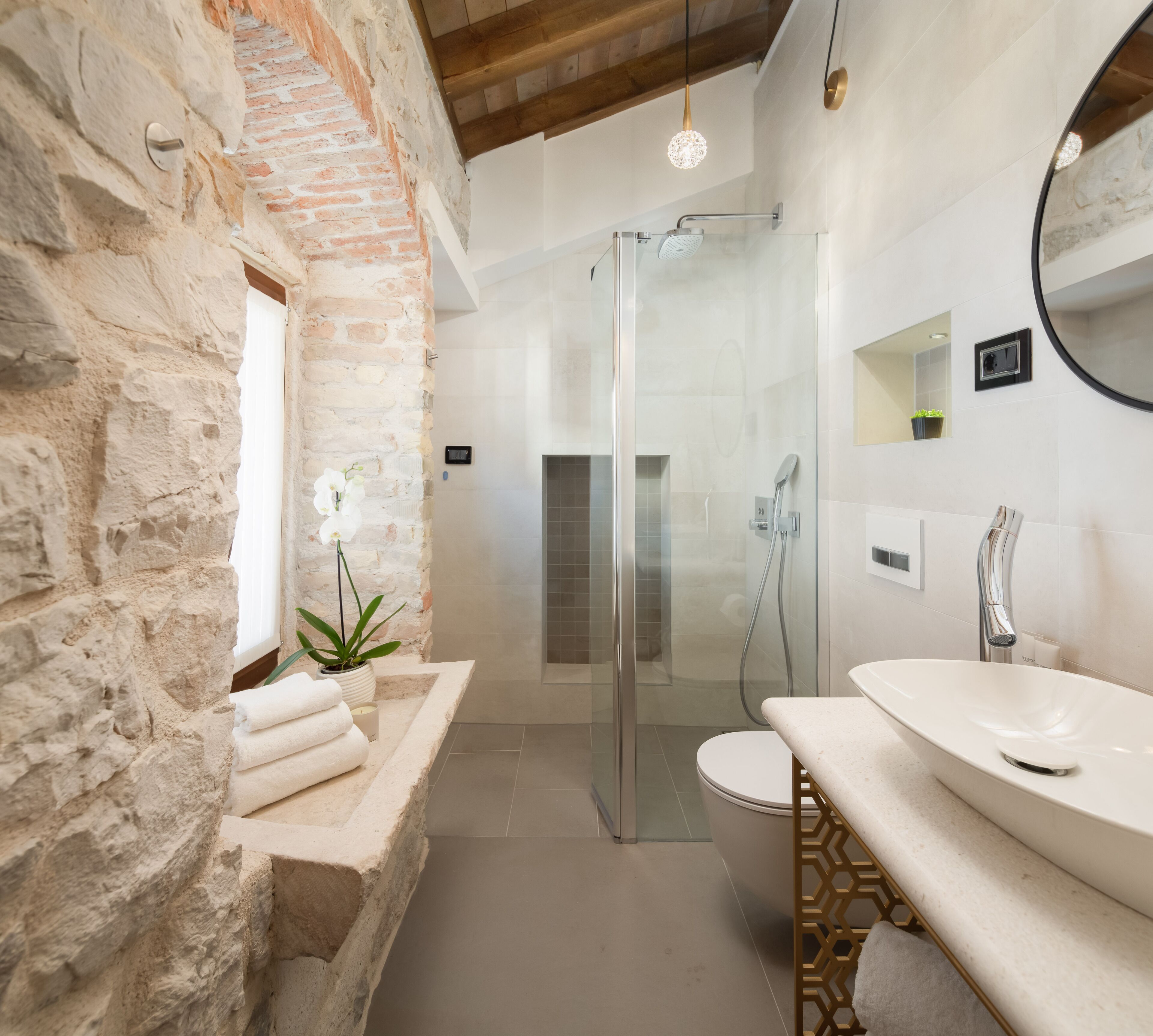 Deluxe-dobbeltværelse | Badeværelse | Designertoiletartikler, hårtørrer, badekåber, hjemmesko