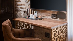 A cozy seating area with a cushioned chair, a wooden table with a coffee maker, a glass jar, and a blackboard. - Luxury Rooms MA de Dominis - Adults Only (Split)