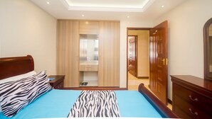 Une chambre à coucher avec un lit, une armoire et un miroir.