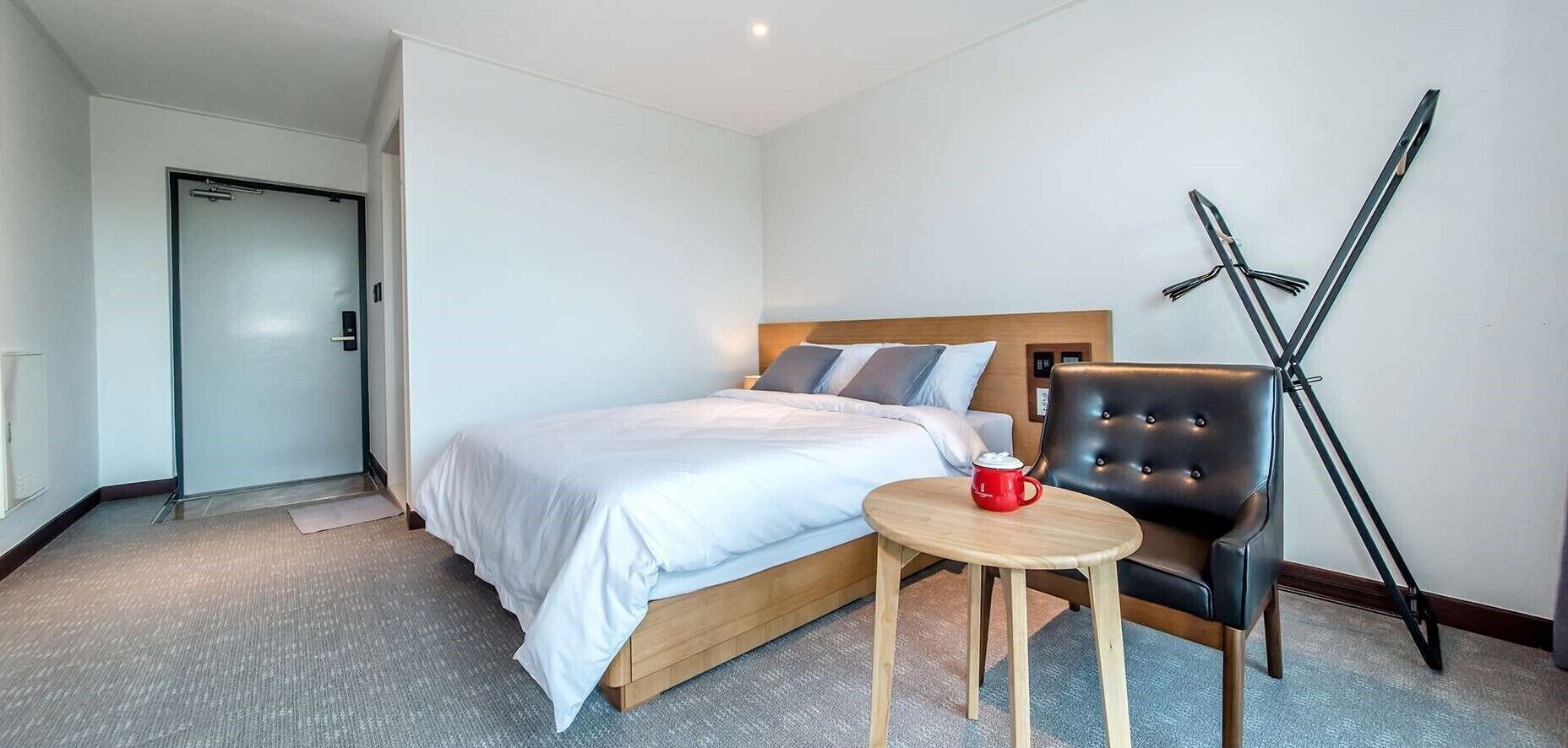 Cortinas blackout, cunas gratuitas, wifi gratis y ropa de cama 