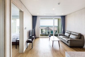 Suite, vue jardin | Rideaux occultants, lits bébé (gratuits), Wi-Fi gratuit, draps fournis