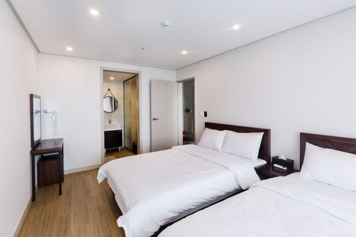 Suite junior, vista al jardín | 2 habitaciones, cortinas blackout, cunas gratuitas y wifi gratis