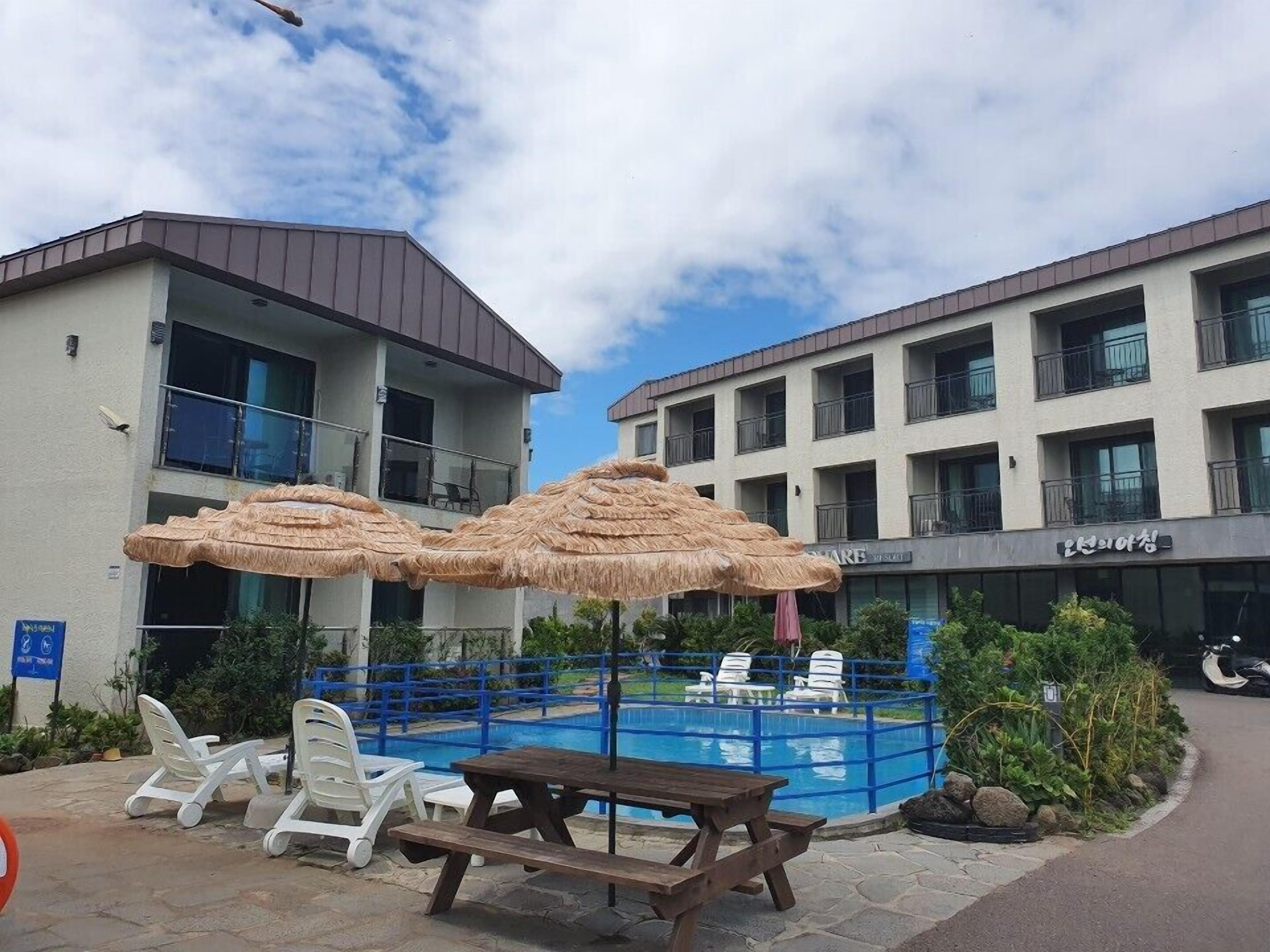 Una piscina al aire libre de temporada, sillones reclinables de piscina