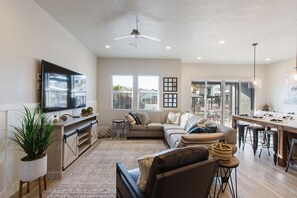 TV, video games, books - Ocotillo Springs Resort 26, Community Pool Access (Santa Clara)