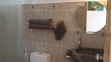 Douche, articles de toilette gratuits, sĂšche-cheveux, chaussons
