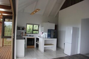 Frigorífico grande, microondas, horno y placa de cocina