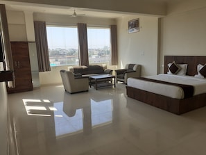 Individually furnished, desk, laptop workspace, rollaway beds - Hotel Shiv Palace (Jaipur)