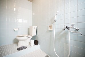 公寓, 3 間臥室 (3A, Room 201) | 浴室 | 淋浴設備、免費盥洗用品、吹風機、拖鞋